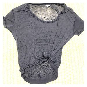 Blackish gray short sleeve t- shirt.