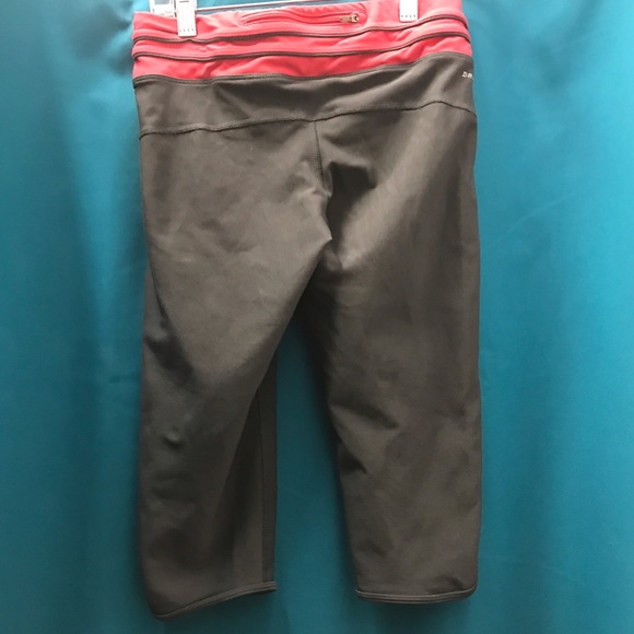 SOLD -- Nike Low Rise Running Capri Leggings - Picture 6 of 8