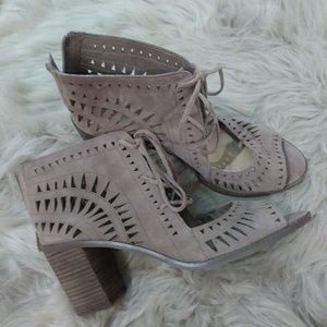 💥SALE💥 Vince Camuto Tarita Booties