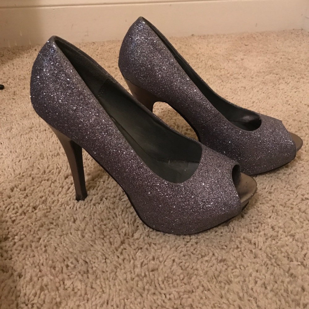 Gray glitter peep toe pumps