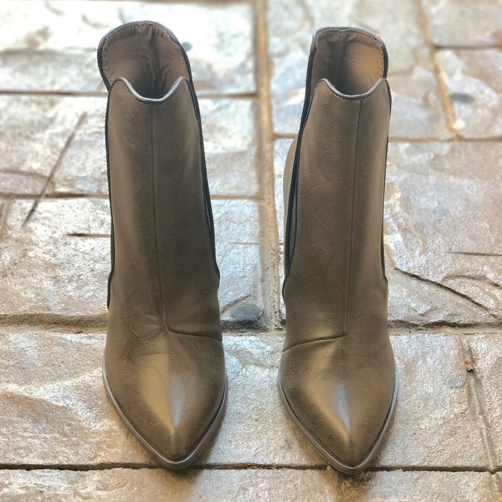 Olive Geometric V Cut Pointy Toe Distressed Boots - Picture 5 of 7
