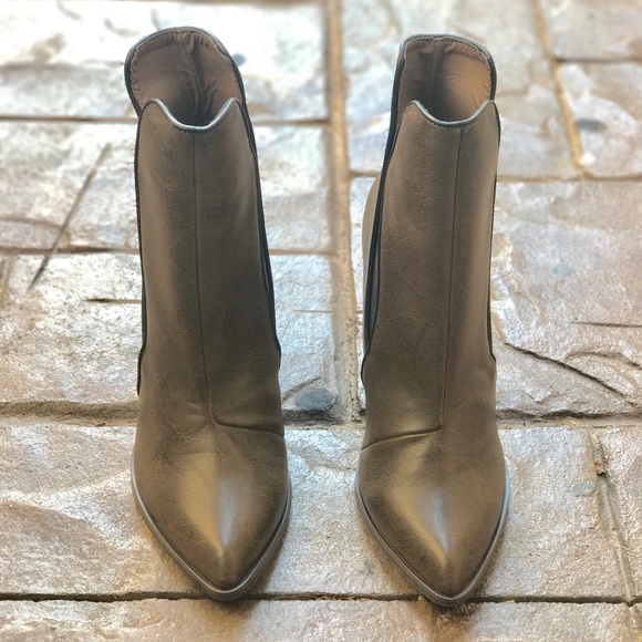 Olive Geometric V Cut Pointy Toe Distressed Boots - Picture 5 of 7