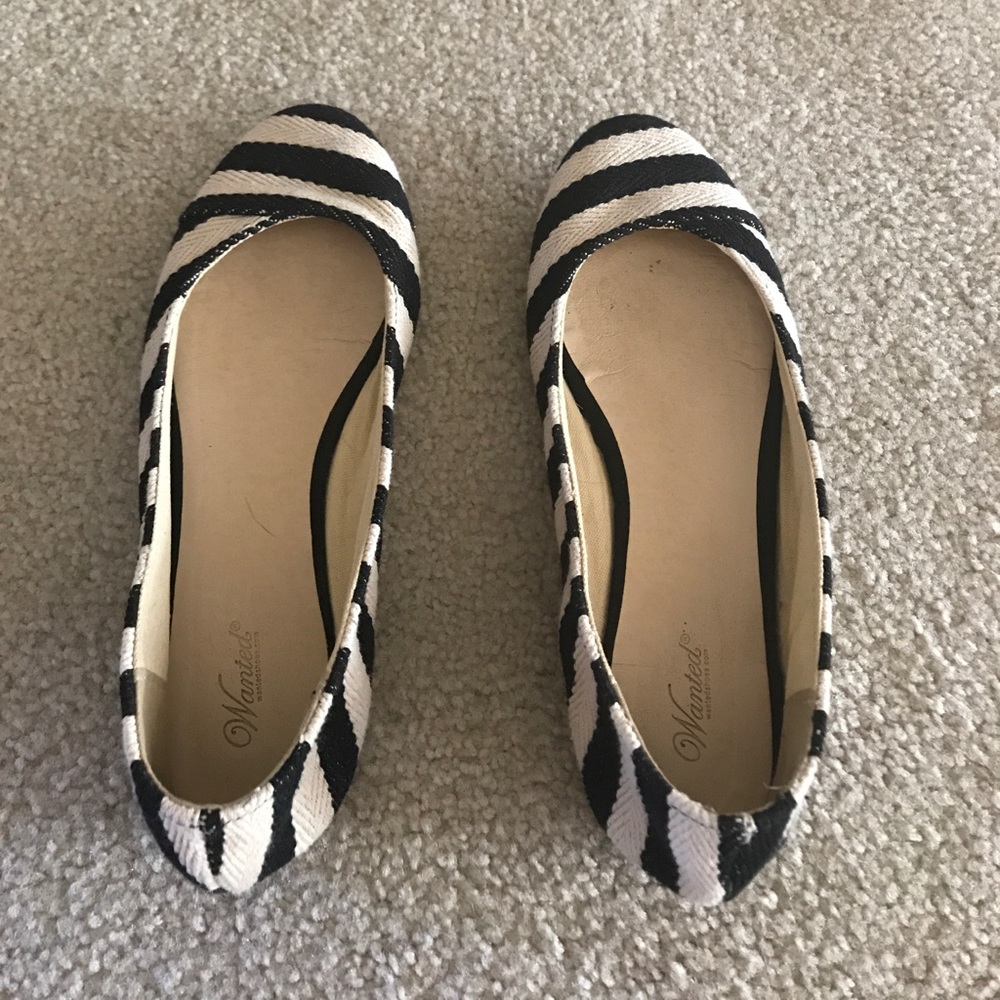 Black/white flat shoes