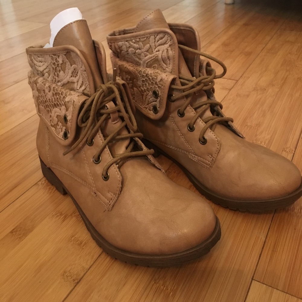 NWT tan boots