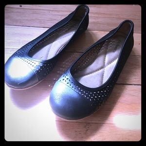 Very comfortable supportive bass black flats