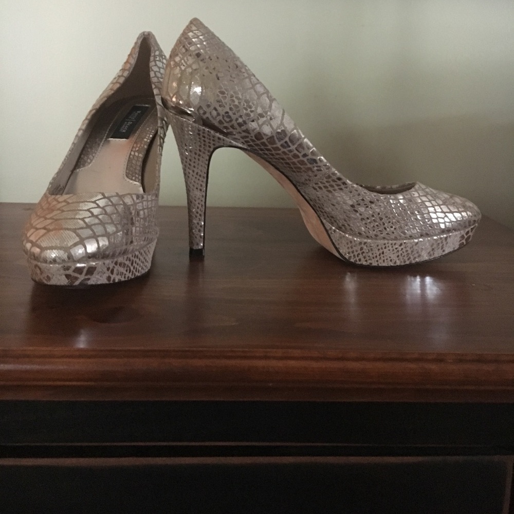 WHITE HOUSE/BLACK MARKET HEELS 7 1/2M  SNAKE SKIN