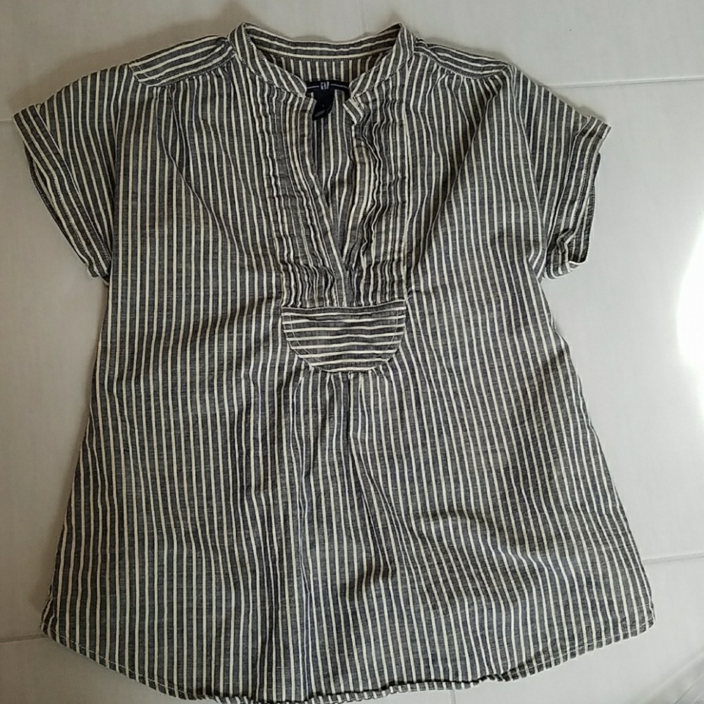 Gap women's v neck tee