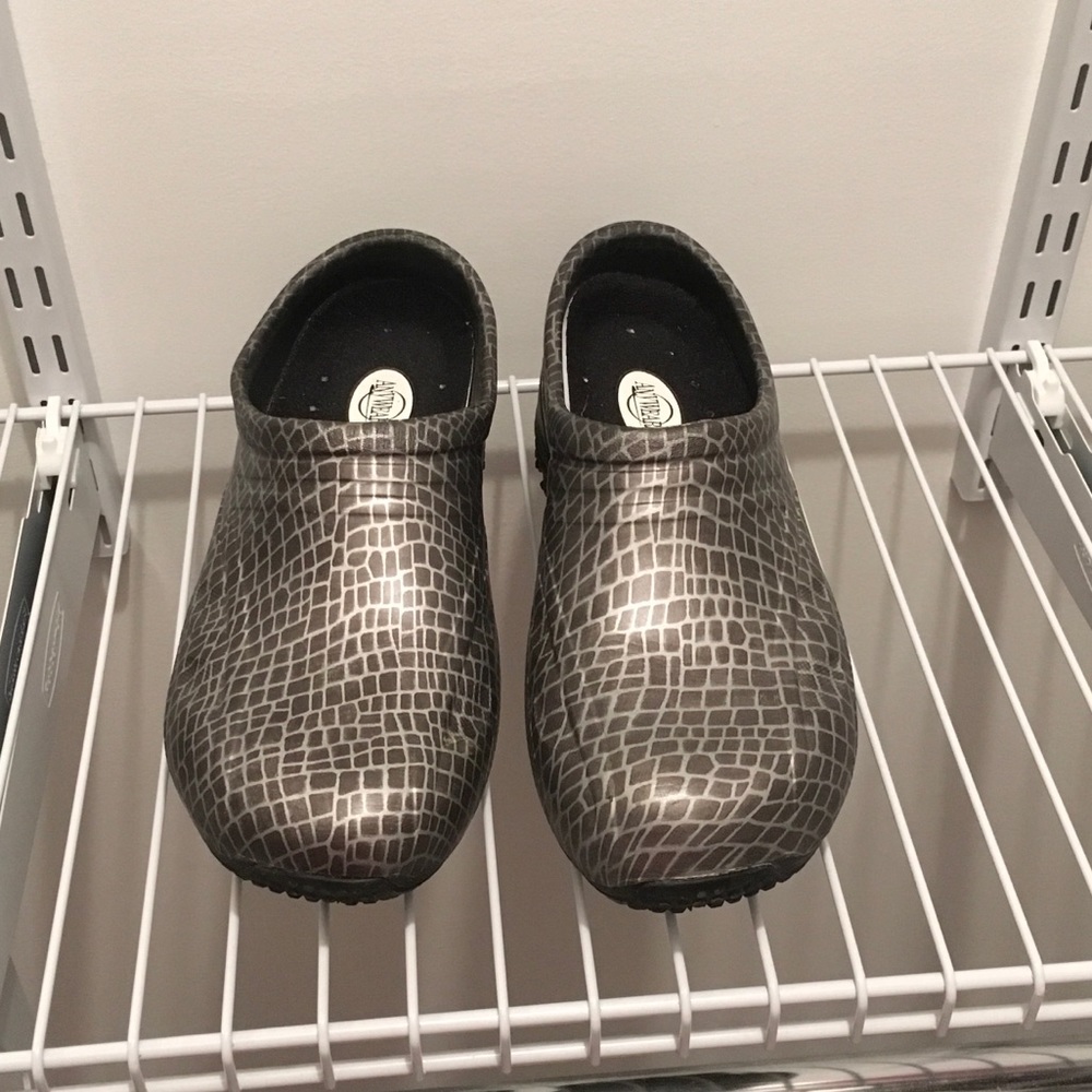 Any wears clogs