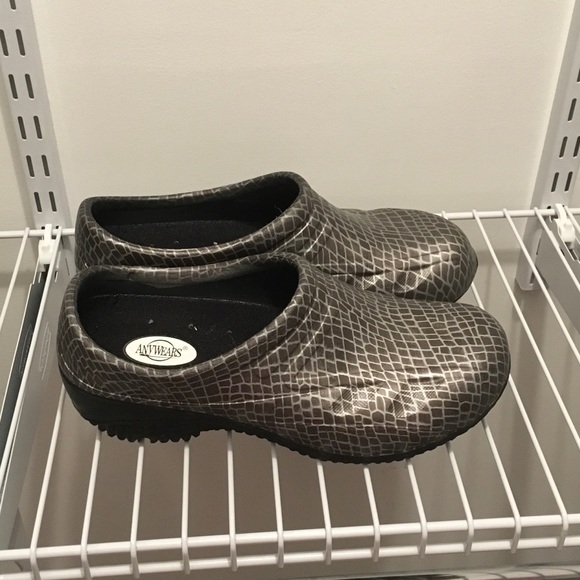 Any wears clogs - Picture 2 of 2