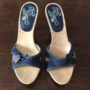 LIKE NEW Guess shoes Size 7