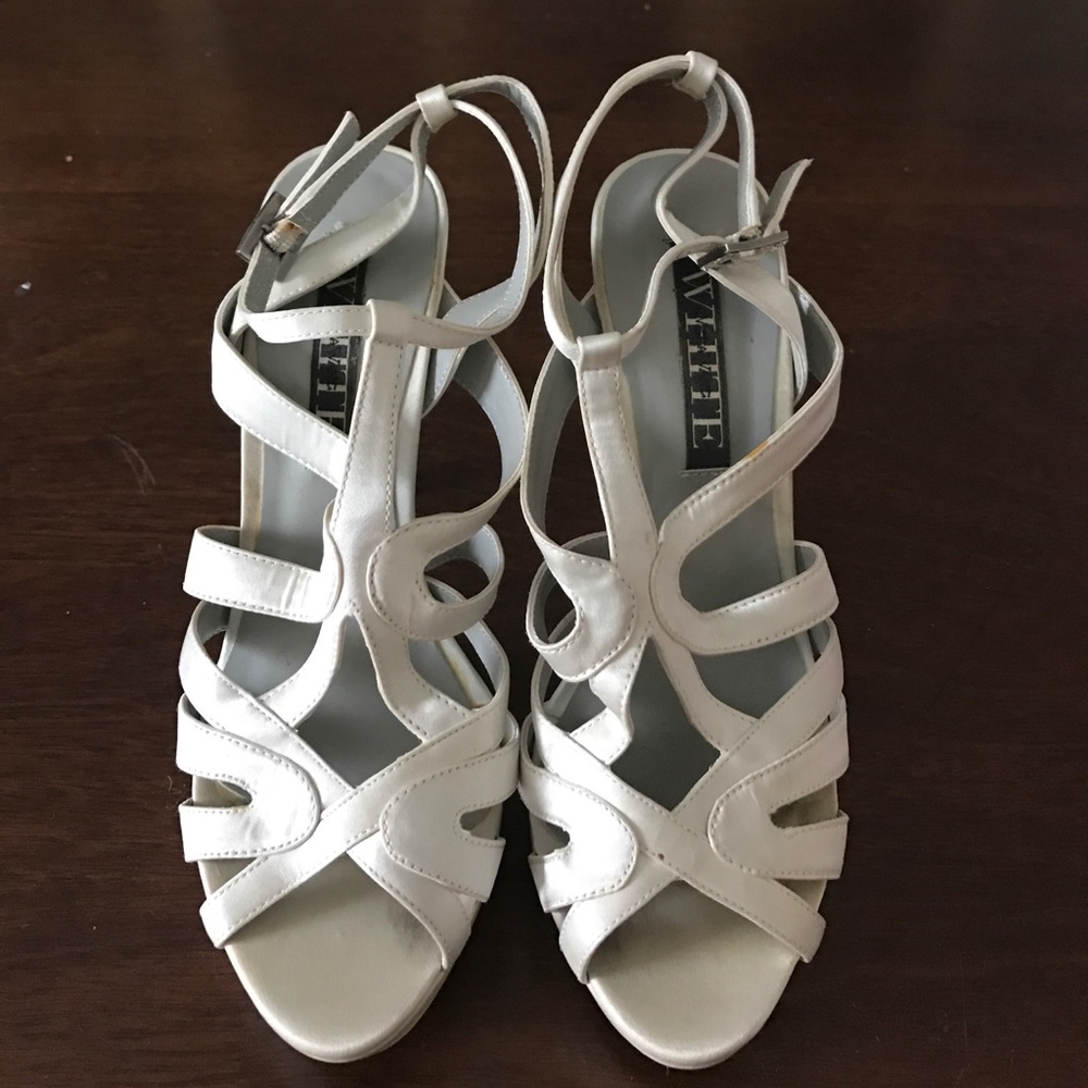LIKE NEW Vera Wang Bridal Shoes Size 8