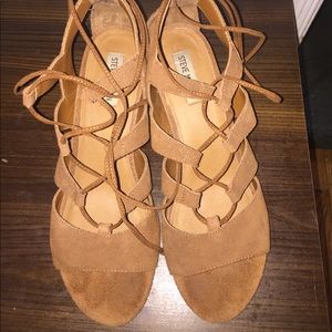 STEVE MADDEN STRAPPY SHORT HEELS