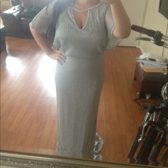 Silver evening gown - Picture 4 of 8