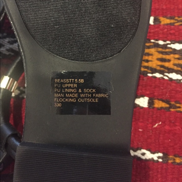 SOLD Steve Madden 5.5 PU Leather Black sandal - Picture 3 of 5