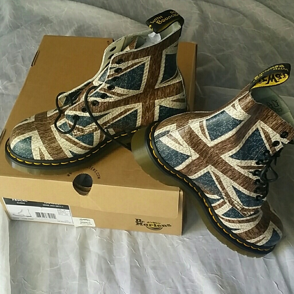 ALERT! Dr. Martens AirWair Union Jack Boots NWT!