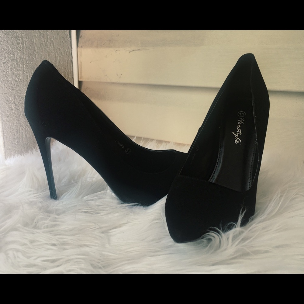 Cute black stiletto pumps!!