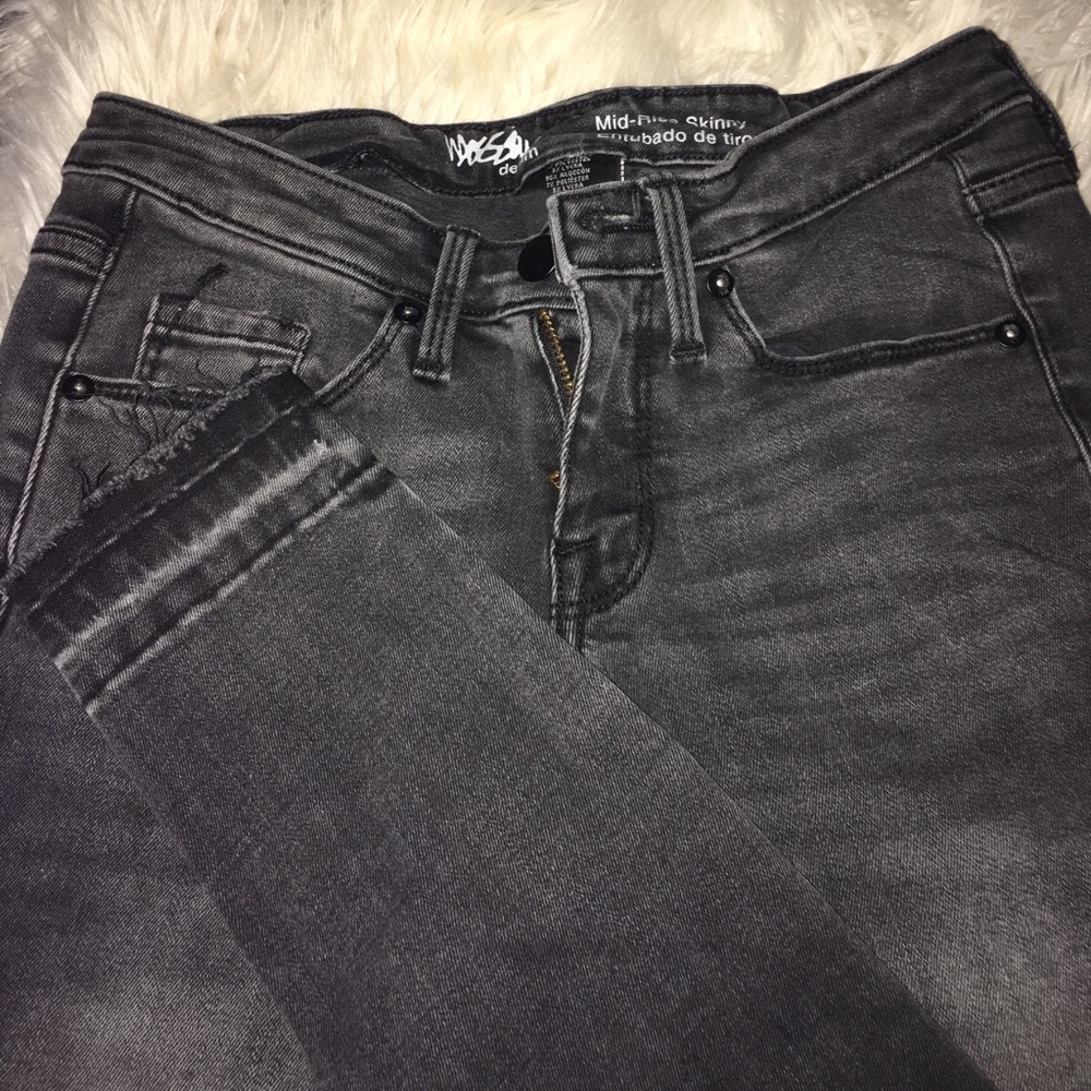 ❗️❗️SOLD❗️❗️Mid Rise Black Skinnys💫