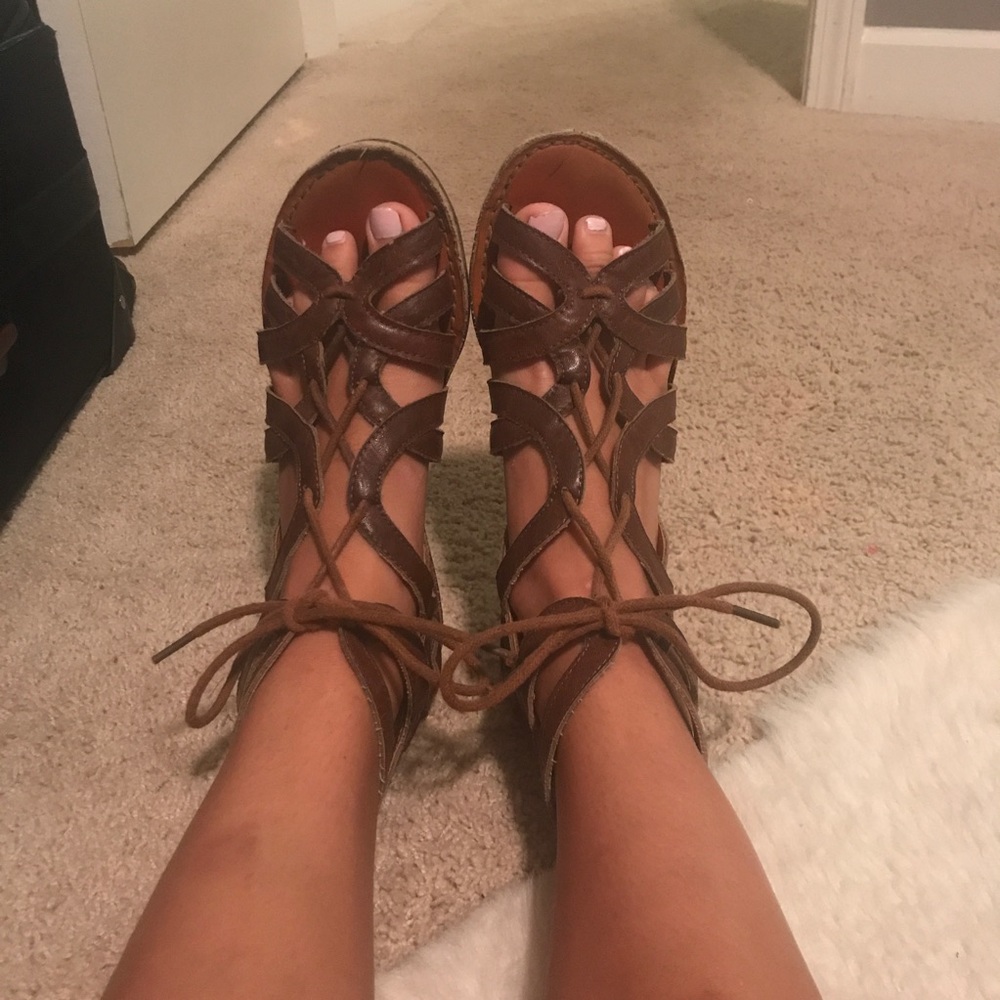 Tie sandals