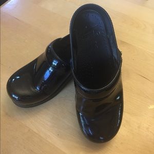 Dansko Black Patent Clogs 36 - Great Condition