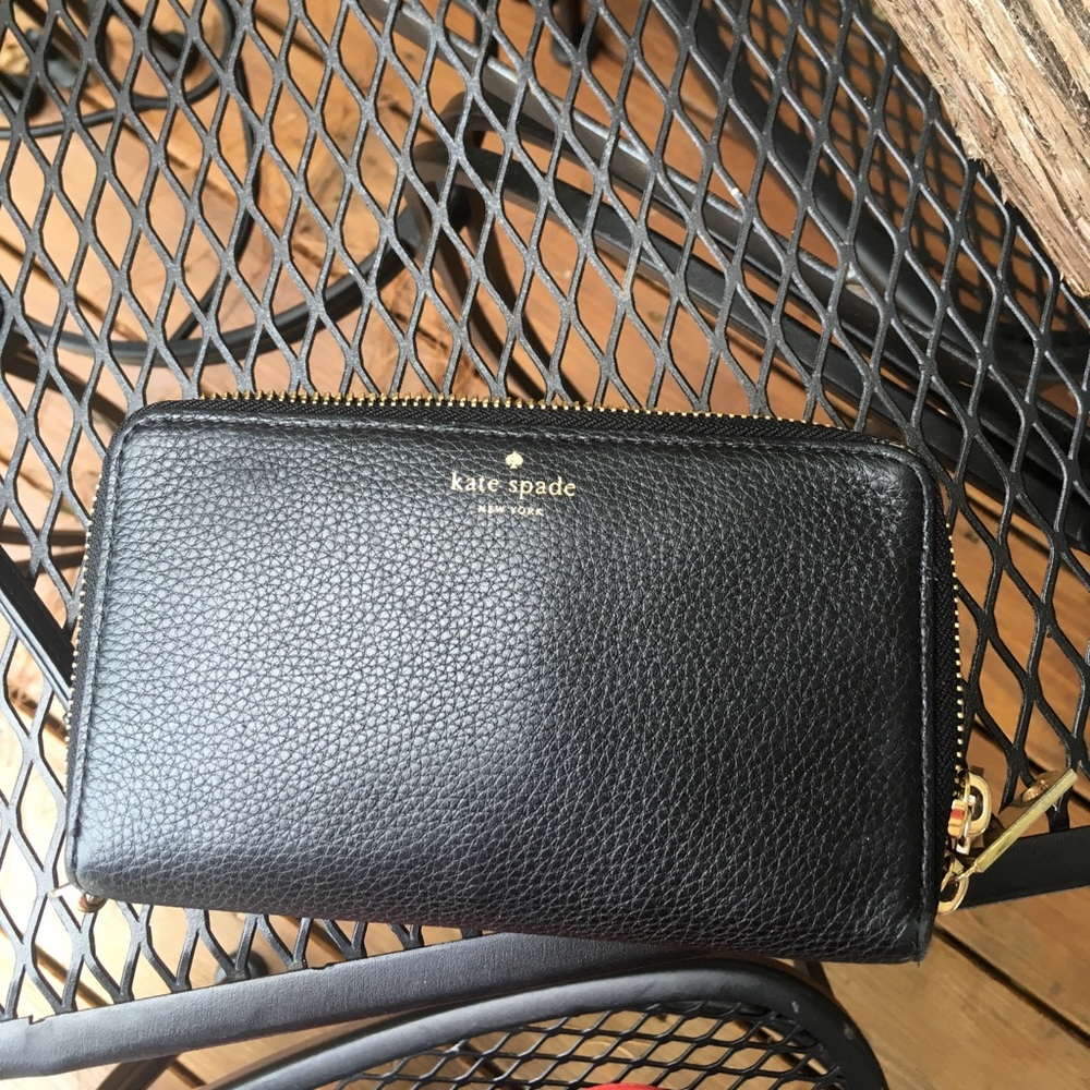 Black Kate spade wristlet in good condition