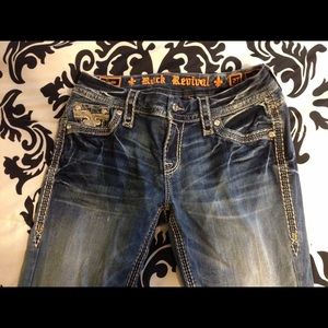 I'm selling a pair of buckle jean barley worn!
