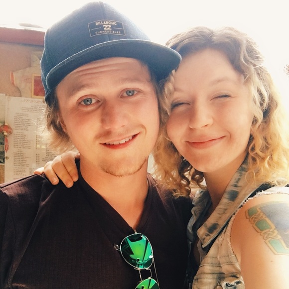 🌻 WELCOME TO MY CLOSET 🌻 - Picture 3 of 8