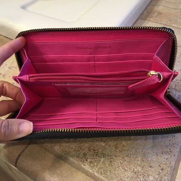 Banana Republic wallet- excellent condition! NWOT! - Picture 2 of 5