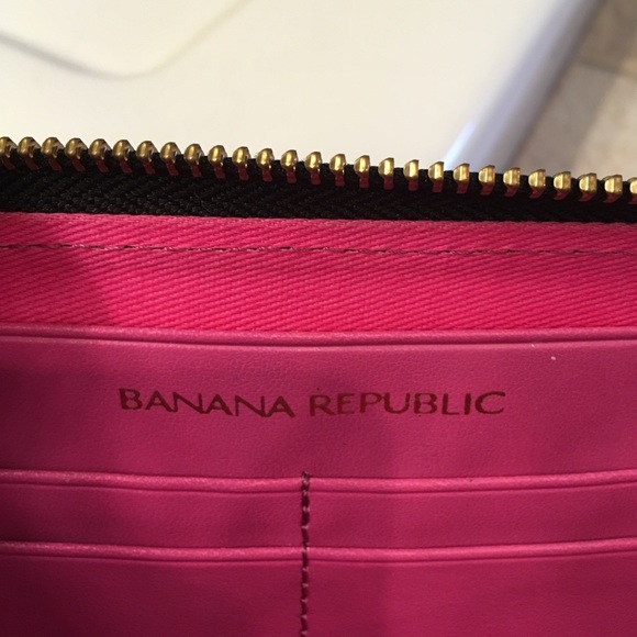 Banana Republic wallet- excellent condition! NWOT! - Picture 3 of 5