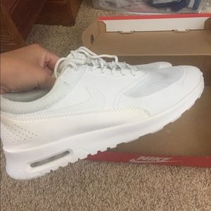 White nike shoes