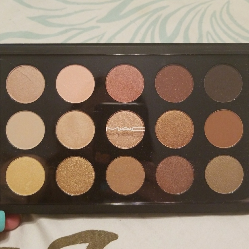 MAC 15 eyeshadow palette
