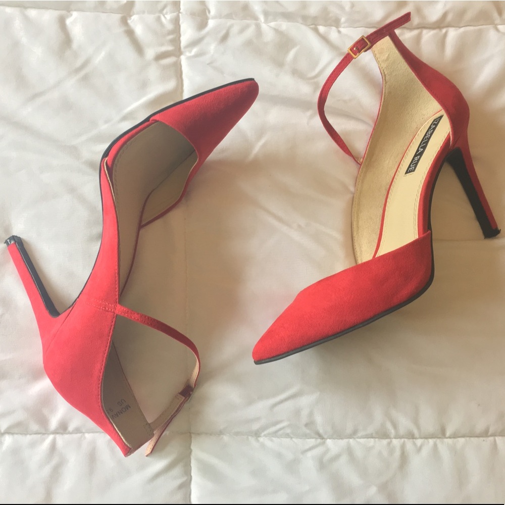 SALE $15!❤️Izabella Rue crimson 3 inch heels