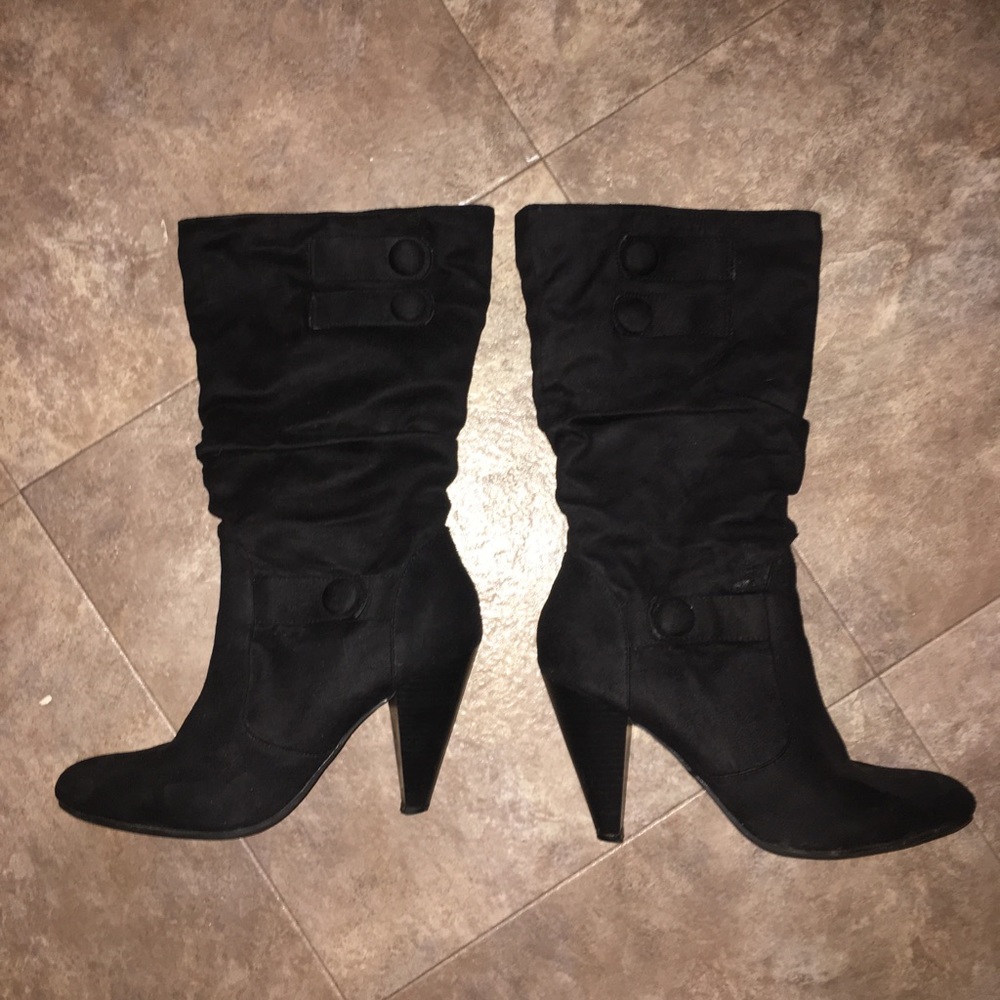 Size 8 black faux suede heeled boots