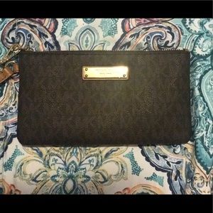 Michael Kors Jet Set Medium Wristlet
