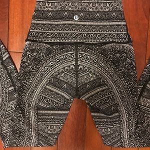 SOLD. Lululemon wunder under HR tight size 2