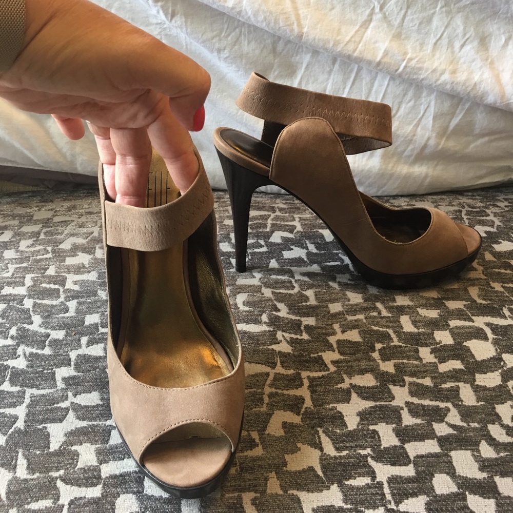 Pelle Moda "Issa" heels. Excellent condition!