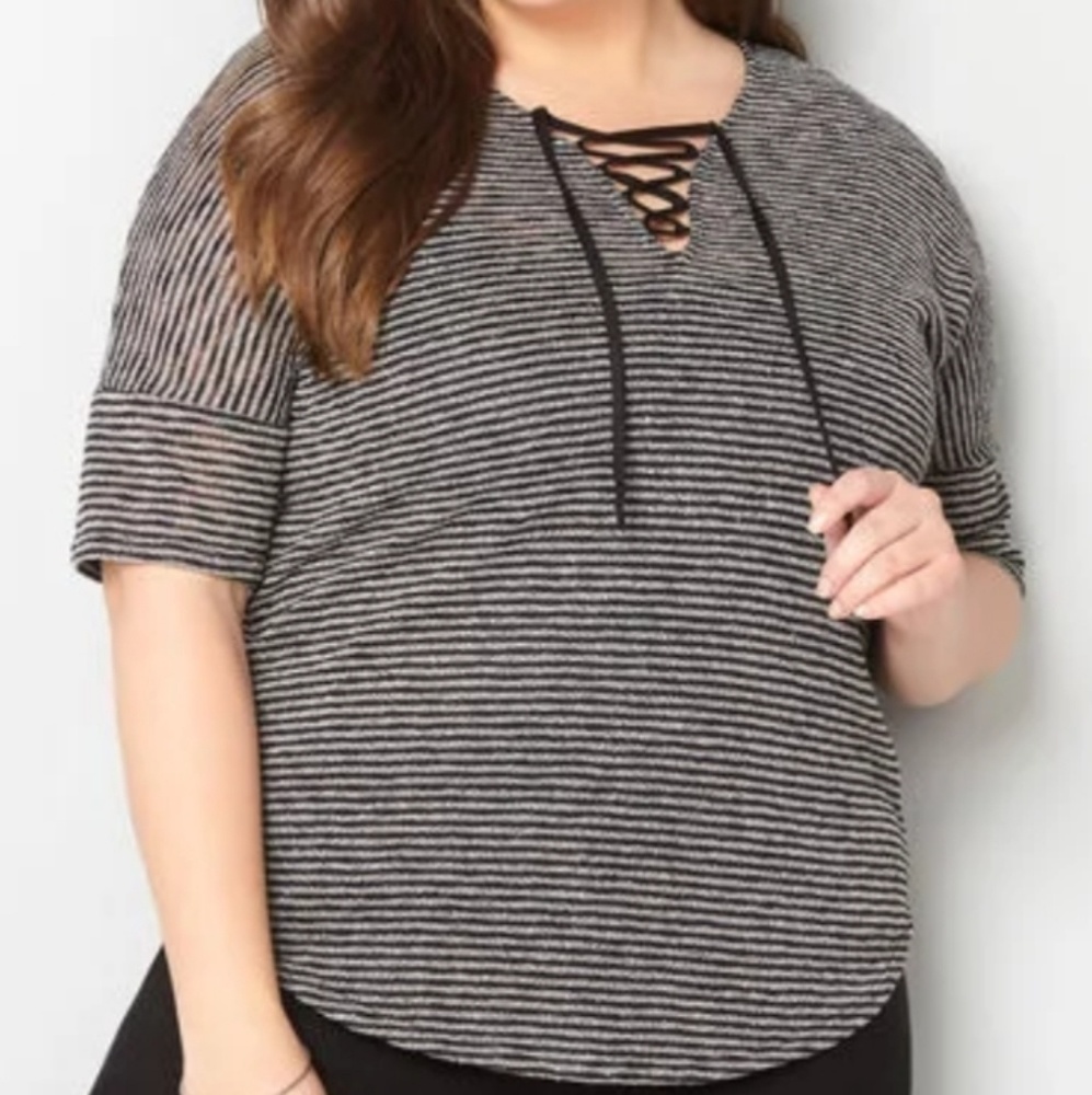 Lace up hatchi v-neck top size 26/28