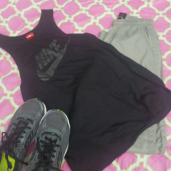 NIKE Tops - 💖2hr sale 💖NWOT BLACK RAZOR BACK TANK