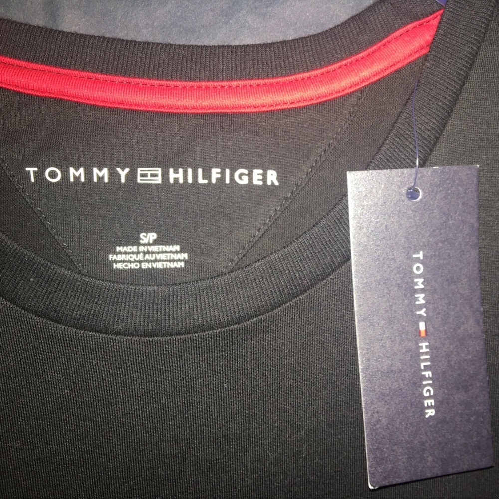 Tommy Hilfiger tshirt BRAND NEW - Picture 2 of 2