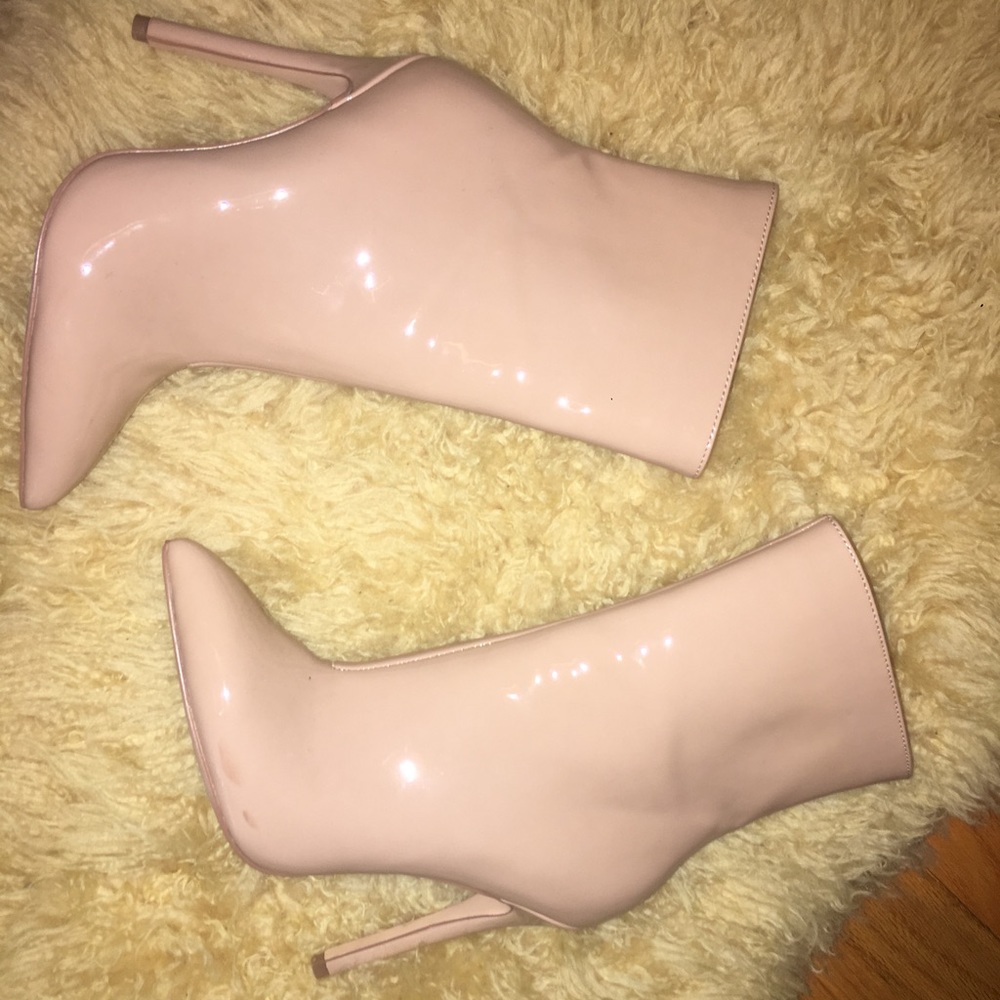 *SOLD* Steve Madden booties size 6