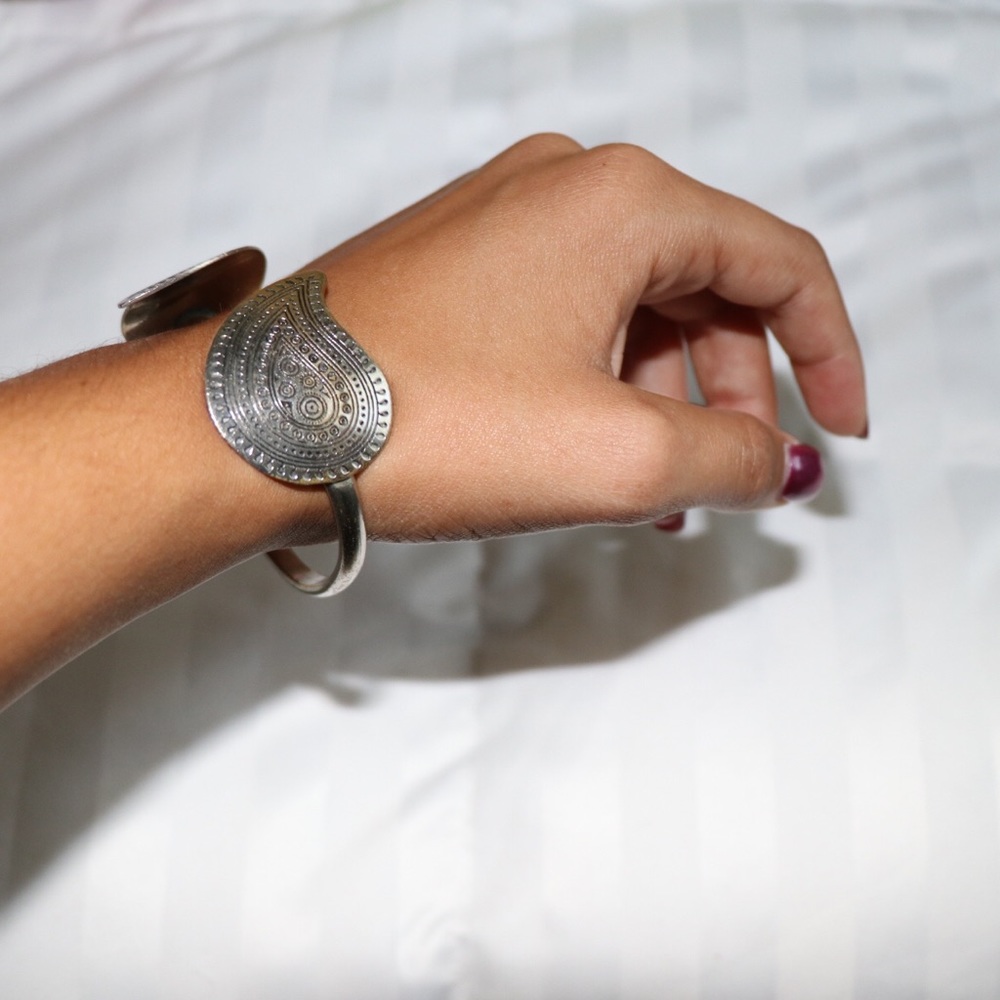 CUTE VINTAGE LEAF BANGLE