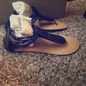 Harve Benard black and tan sandals
