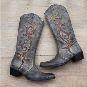 Cute stylish pointed cowboy boots!
