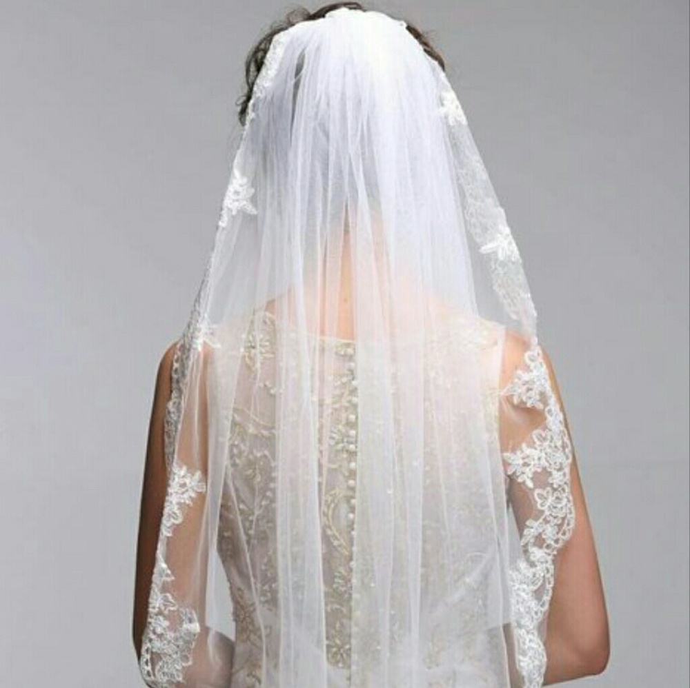 Bridal Lace Edge Fingertips Veil