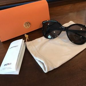 Oversized Tory Butch sunglasses