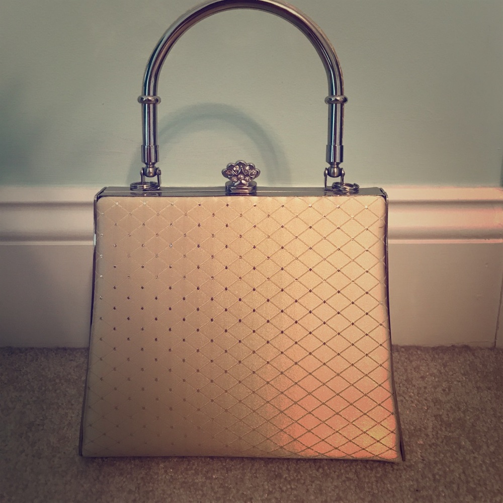 Small cream  purse with silver accents