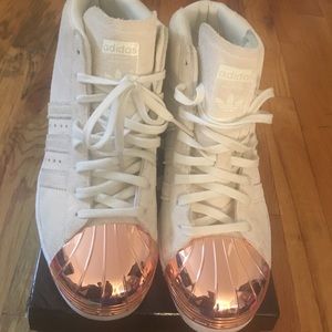 Gold toe adidas