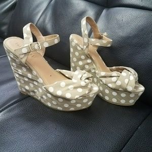 Nude polka dot wedges