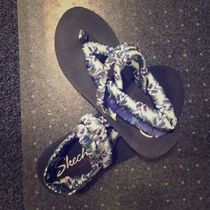 Like new worn once, sketchers sandals. Size 8.