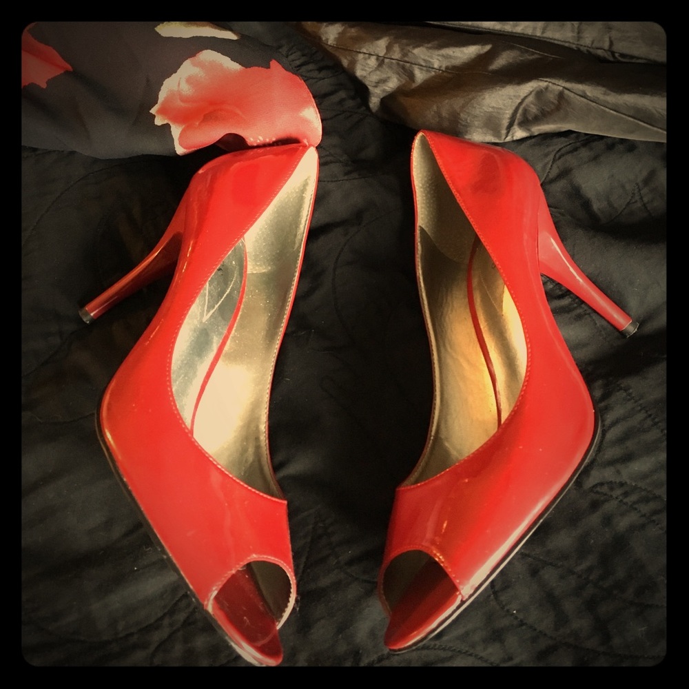 Guess peep toe heels, Red