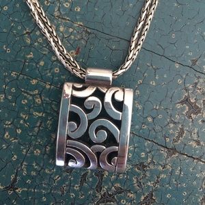 Gorgeous Brighton Silver necklace with pendant. 🛍